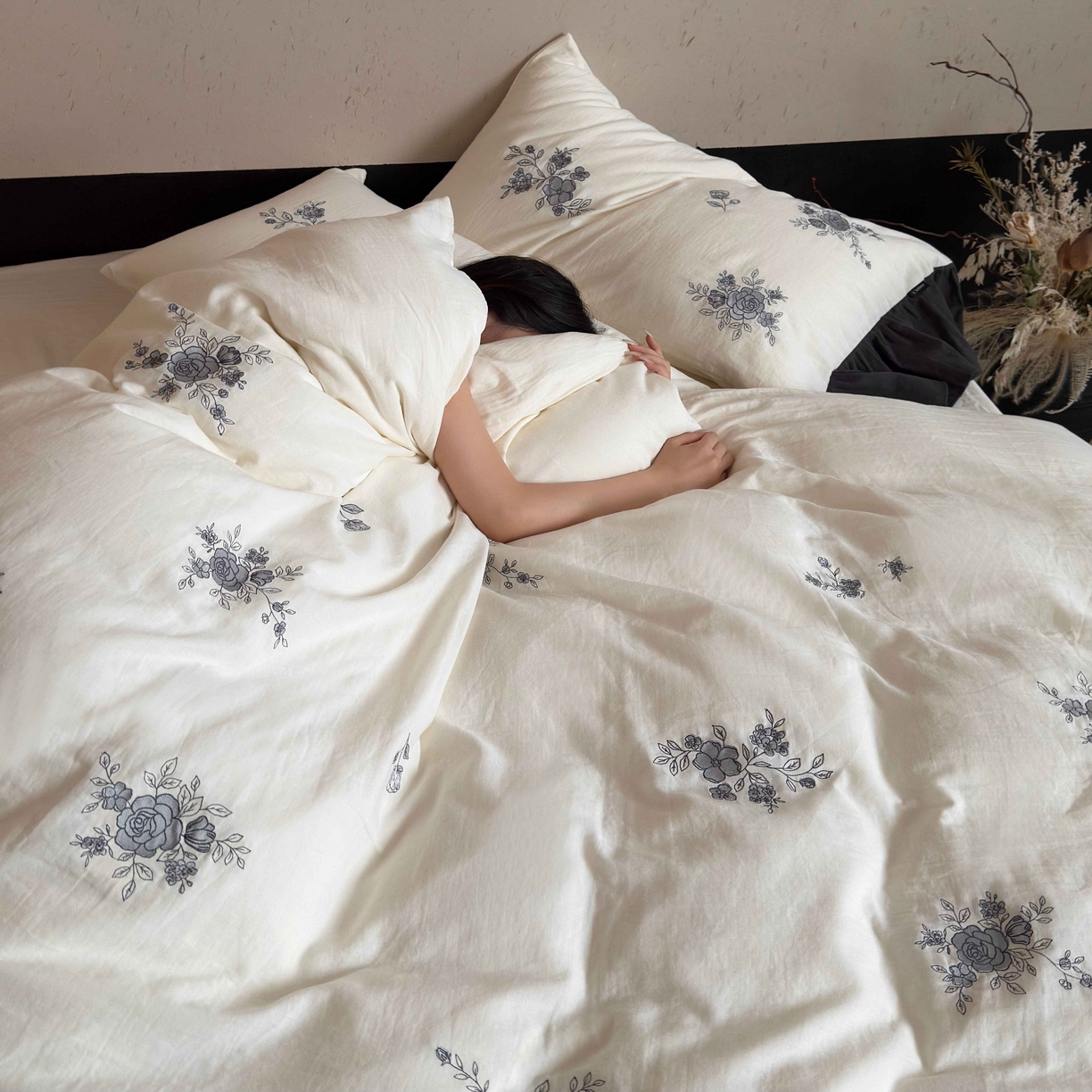 91家纺网 家纺一手货源 找家纺 鹿班家居 2025新款全棉纯棉皱皱纱精密刺绣四件套-蓝盈花海（标准会员-20） 蓝盈花海-白色