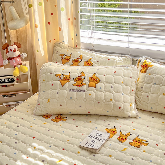 91家纺网 家纺一手货源 找家纺 徕米家居 2025新款牛奶绒加棉床盖品床盖单件单床盖 皮卡丘伙伴