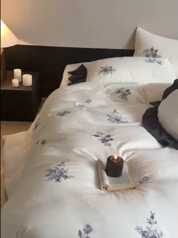 91家纺网 家纺一手货源 找家纺 鹿班家居 2025新款全棉纯棉皱皱纱精密刺绣四件套-蓝盈花海（标准会员-20） 蓝盈花海-白色