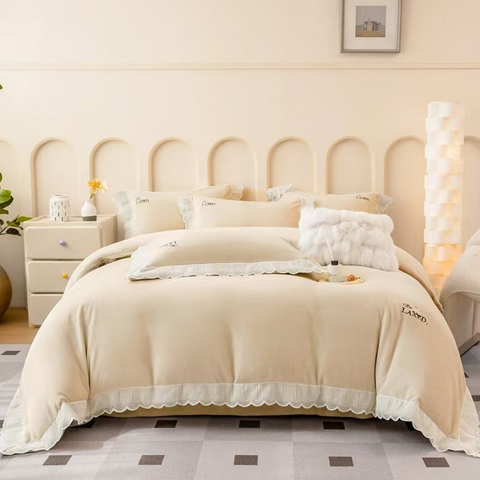 91家纺网 家纺一手货源 找家纺 2025新款公主风雷斯花边刺绣牛奶绒四件套 少女风-奶咖