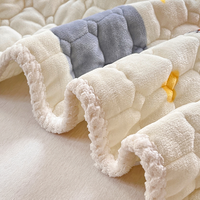 91家纺网 家纺一手货源 找家纺 徕米家居 2025新款牛奶绒加棉床盖品床盖单件单床盖 小火龙