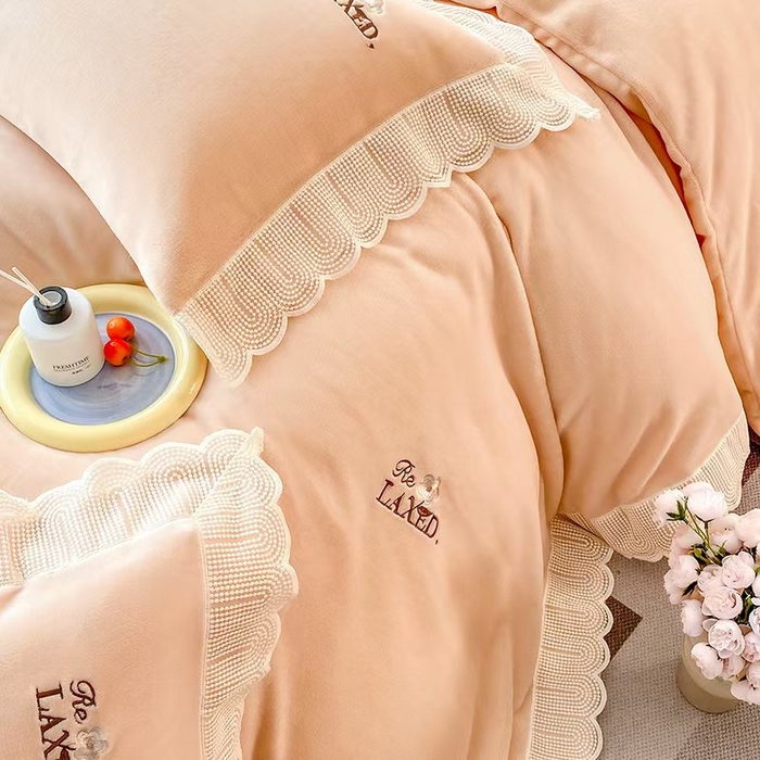 91家纺网 家纺一手货源 找家纺 2025新款公主风雷斯花边刺绣牛奶绒四件套 少女风-卡其玉