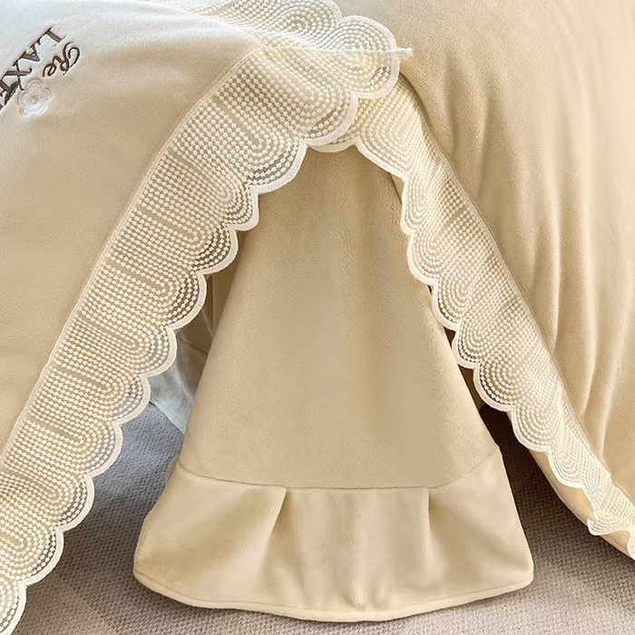 91家纺网 家纺一手货源 找家纺 2025新款公主风雷斯花边刺绣牛奶绒四件套 少女风-奶咖