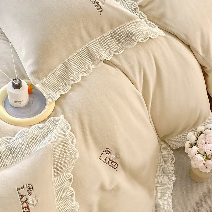 91家纺网 家纺一手货源 找家纺 2025新款公主风雷斯花边刺绣牛奶绒四件套 少女风-奶咖