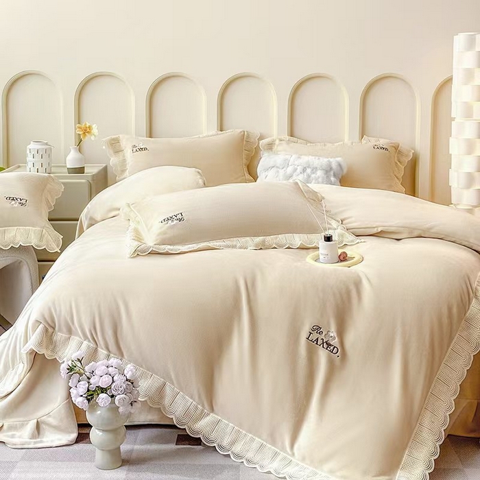 91家纺网 家纺一手货源 找家纺 2025新款公主风雷斯花边刺绣牛奶绒四件套 少女风-奶咖