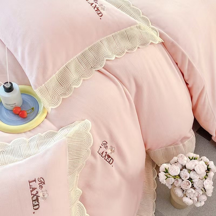 91家纺网 家纺一手货源 找家纺 2025新款公主风雷斯花边刺绣牛奶绒四件套 少女风-少女粉