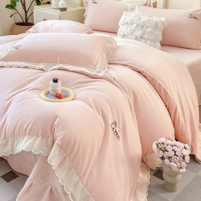 91家纺网 家纺一手货源 找家纺 2025新款公主风雷斯花边刺绣牛奶绒四件套 少女风-少女粉