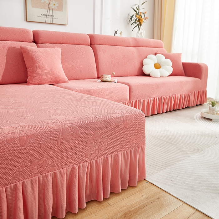 91家纺网 家纺一手货源 找家纺 千彤沙发垫  2025新款防滑防尘优雅百褶裙边全包款沙发笠沙发套罩--三叶草系列 豆沙