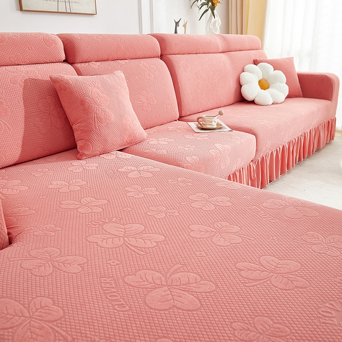 91家纺网 家纺一手货源 找家纺 千彤沙发垫  2025新款防滑防尘优雅百褶裙边全包款沙发笠沙发套罩--三叶草系列 豆沙