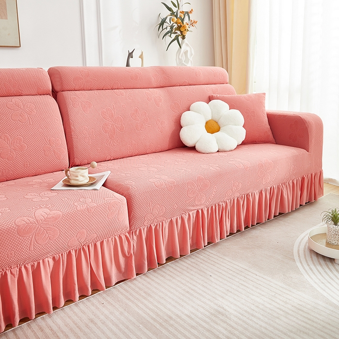 91家纺网 家纺一手货源 找家纺 千彤沙发垫  2025新款防滑防尘优雅百褶裙边全包款沙发笠沙发套罩--三叶草系列 豆沙