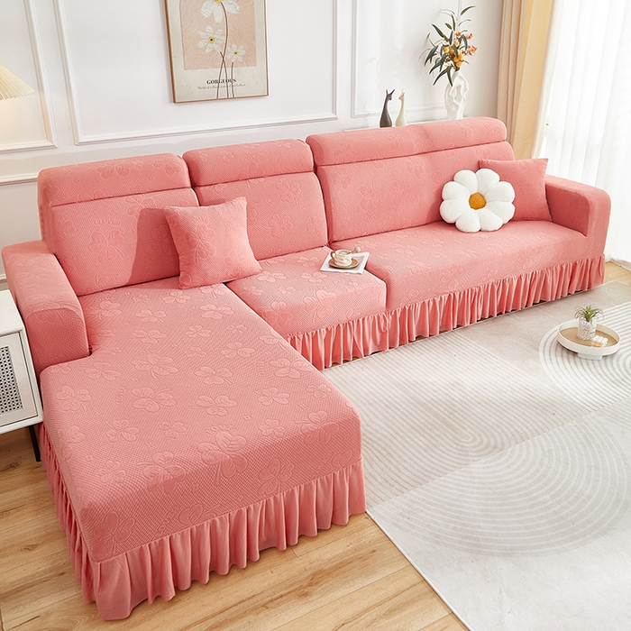 91家纺网 家纺一手货源 找家纺 千彤沙发垫  2025新款防滑防尘优雅百褶裙边全包款沙发笠沙发套罩--三叶草系列 豆沙