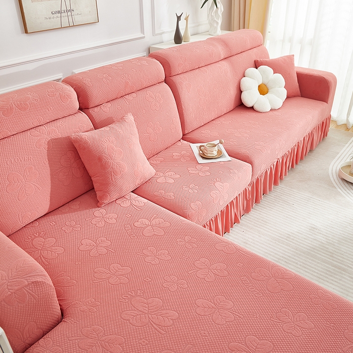 91家纺网 家纺一手货源 找家纺 千彤沙发垫  2025新款防滑防尘优雅百褶裙边全包款沙发笠沙发套罩--三叶草系列 豆沙