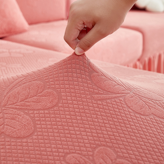 91家纺网 家纺一手货源 找家纺 千彤沙发垫  2025新款防滑防尘优雅百褶裙边全包款沙发笠沙发套罩--三叶草系列 豆沙