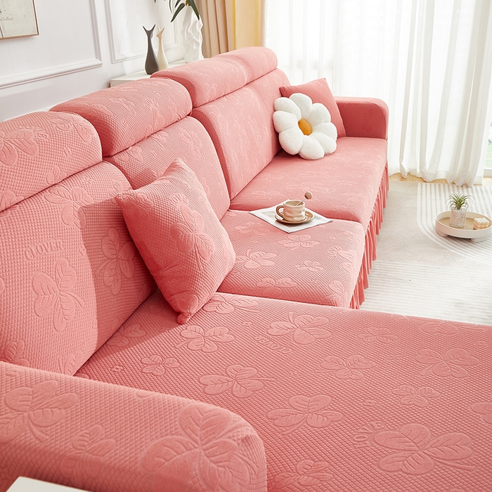 91家纺网 家纺一手货源 找家纺 千彤沙发垫  2025新款防滑防尘优雅百褶裙边全包款沙发笠沙发套罩--三叶草系列 豆沙