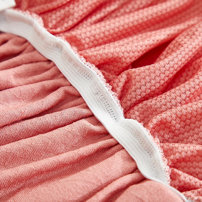 91家纺网 家纺一手货源 找家纺 千彤沙发垫  2025新款防滑防尘优雅百褶裙边全包款沙发笠沙发套罩--三叶草系列 豆沙