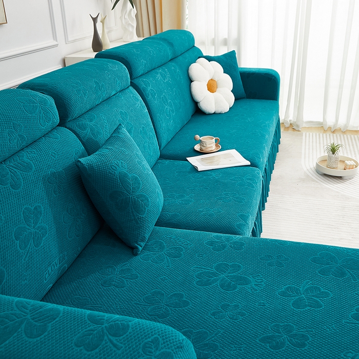 91家纺网 家纺一手货源 找家纺 千彤沙发垫  2025新款防滑防尘优雅百褶裙边全包款沙发笠沙发套罩--三叶草系列 孔雀蓝