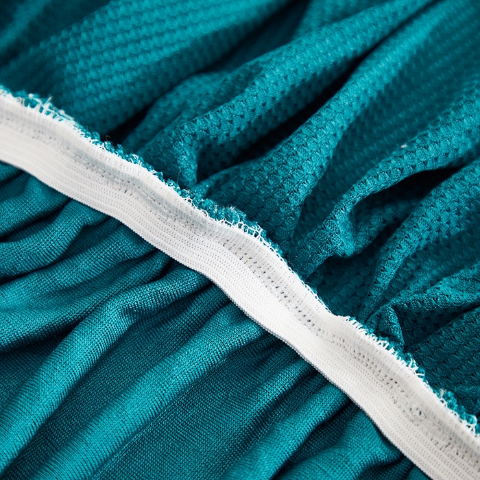 91家纺网 家纺一手货源 找家纺 千彤沙发垫  2025新款防滑防尘优雅百褶裙边全包款沙发笠沙发套罩--三叶草系列 孔雀蓝