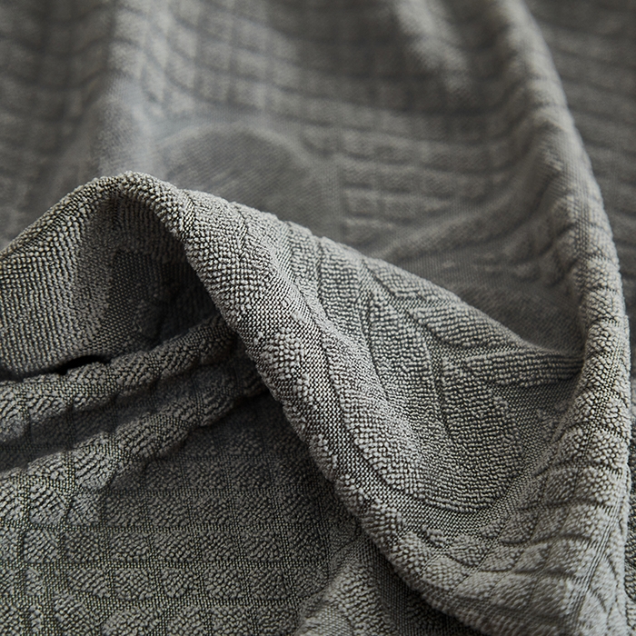 91家纺网 家纺一手货源 找家纺 千彤沙发垫  2025新款防滑防尘优雅百褶裙边全包款沙发笠沙发套罩--三叶草系列 深灰