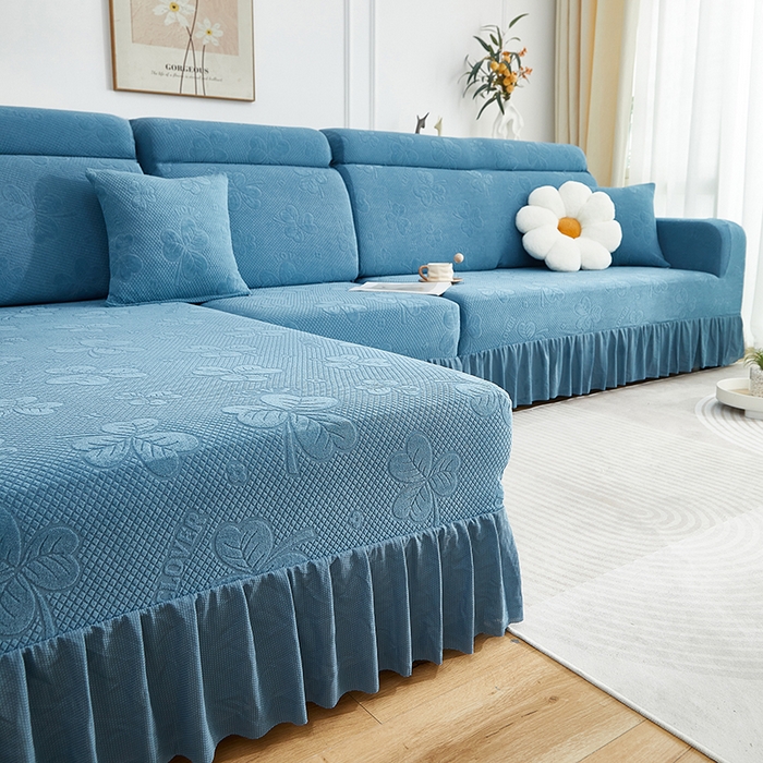 91家纺网 家纺一手货源 找家纺 千彤沙发垫  2025新款防滑防尘优雅百褶裙边全包款沙发笠沙发套罩--三叶草系列 水蓝