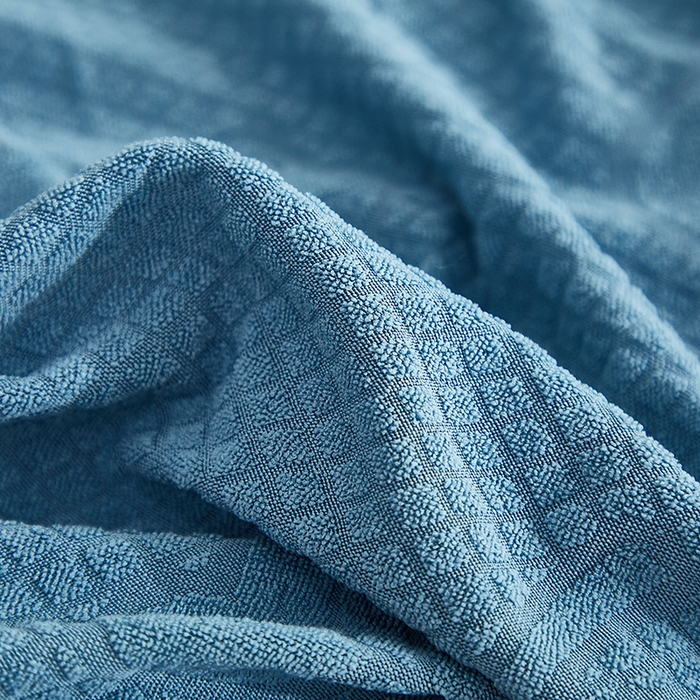 91家纺网 家纺一手货源 找家纺 千彤沙发垫  2025新款防滑防尘优雅百褶裙边全包款沙发笠沙发套罩--三叶草系列 水蓝