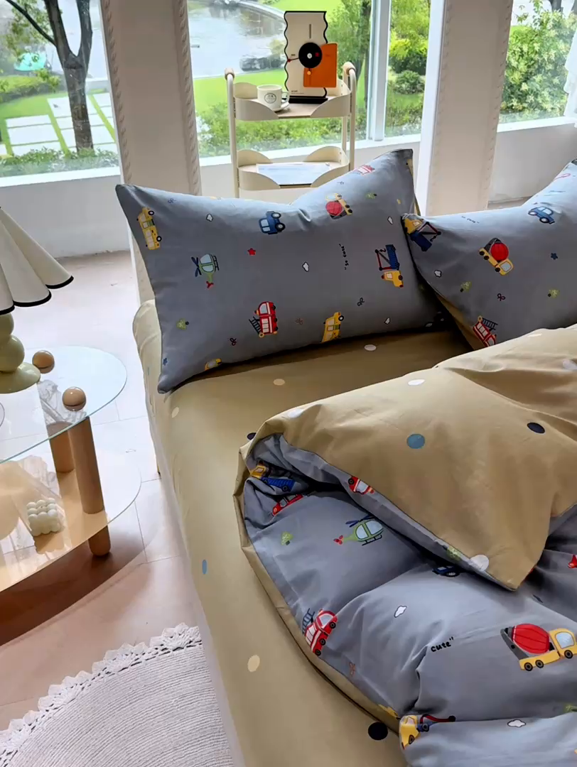 91家纺网 家纺一手货源 找家纺 缦纱 2025新款全棉纯棉小清新喷气13372印花40支纯棉四件套 卡车乐园-灰