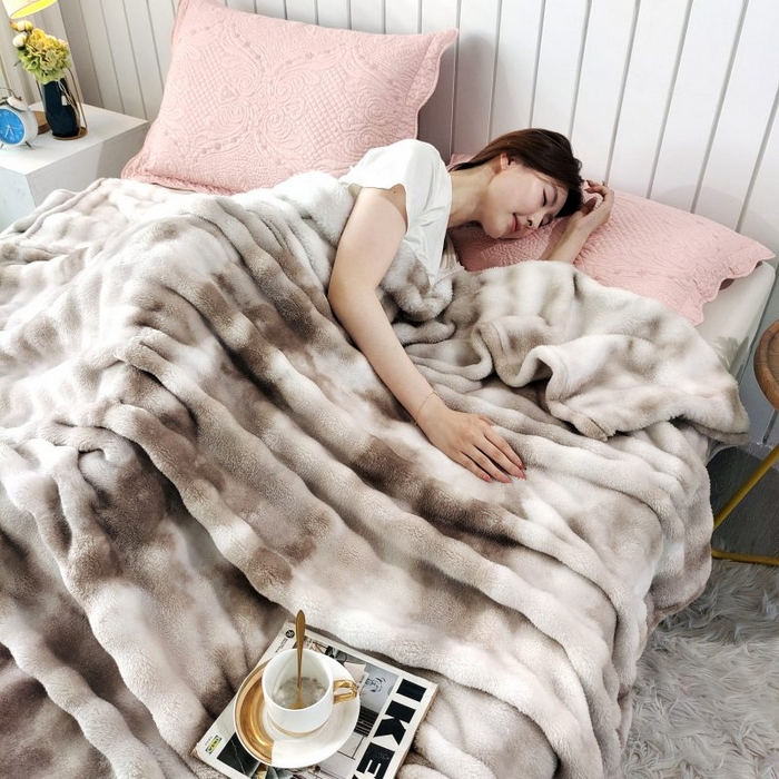 91家纺网 家纺一手货源 找家纺 （总）悦织湾家纺 2025新款仿兔毛绒托斯仿兔毛绒毛毯纯色印花牛奶绒休闲盖毯午睡小毯子