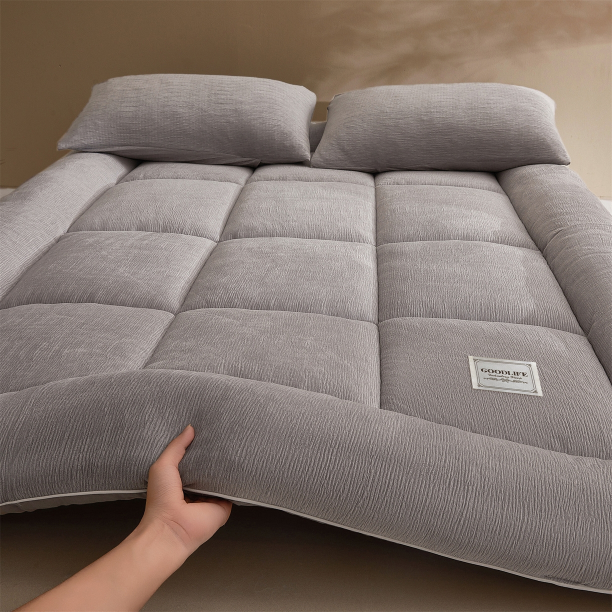 91家纺网 家纺一手货源 找家纺 雯豆家纺 2025新款皱皱绒加厚款床垫床护垫保暖床褥子 皱皱绒床褥-高级灰