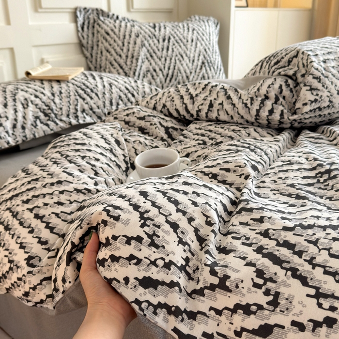 91家纺网 家纺一手货源 找家纺 典曼家纺 2025新款原棉加厚磨毛印花四件套 麦语-灰