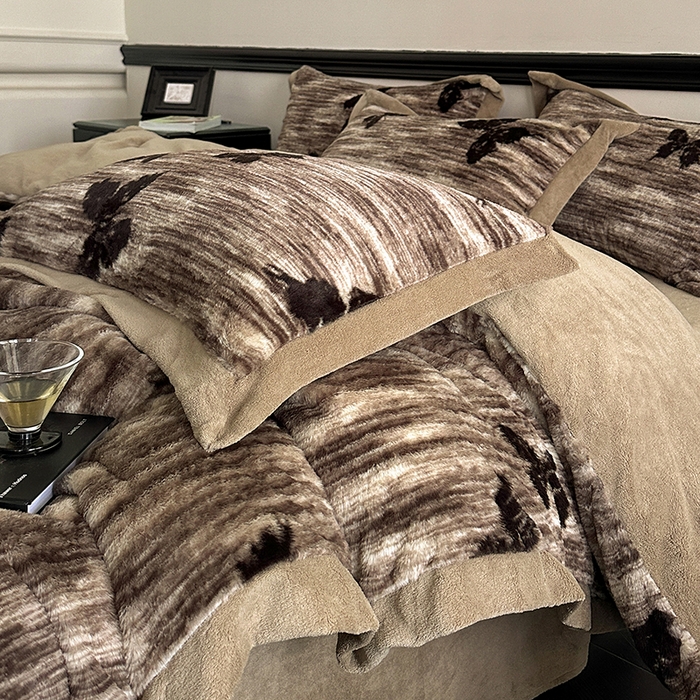 91家纺网 家纺一手货源 找家纺 绒世界 2025秋冬新款丹麦绒宽边牛奶绒四件套 宽边兔绒-蝶舞-咖