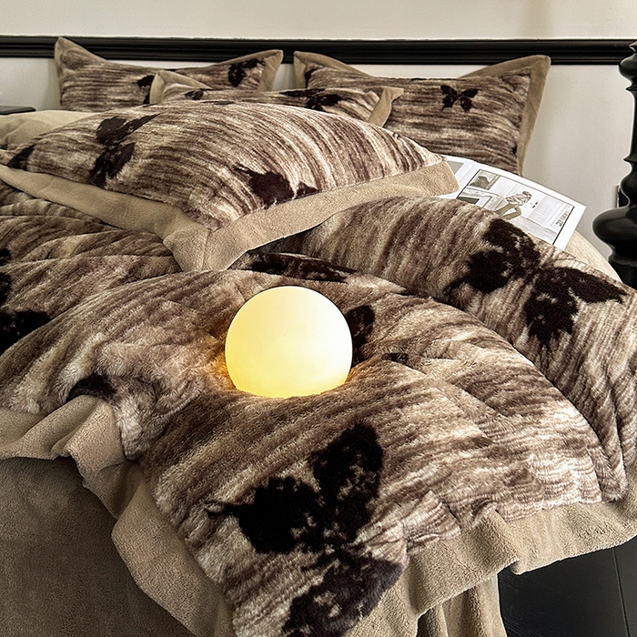 91家纺网 家纺一手货源 找家纺 绒世界 2025秋冬新款丹麦绒宽边牛奶绒四件套 宽边兔绒-蝶舞-咖