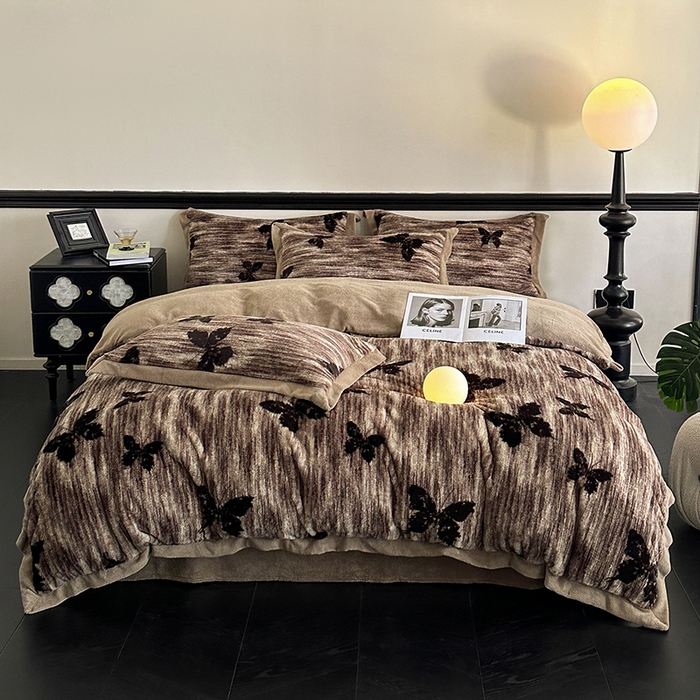 91家纺网 家纺一手货源 找家纺 绒世界 2025秋冬新款丹麦绒宽边牛奶绒四件套 宽边兔绒-蝶舞-咖