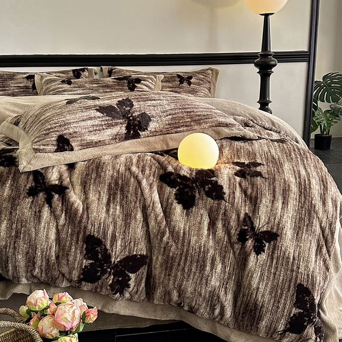 91家纺网 家纺一手货源 找家纺 绒世界 2025秋冬新款丹麦绒宽边牛奶绒四件套 宽边兔绒-蝶舞-咖