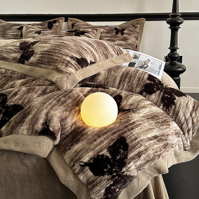 91家纺网 家纺一手货源 找家纺 绒世界 2025秋冬新款丹麦绒宽边牛奶绒四件套 宽边兔绒-蝶舞-咖