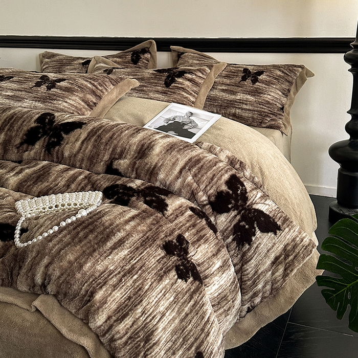 91家纺网 家纺一手货源 找家纺 绒世界 2025秋冬新款丹麦绒宽边牛奶绒四件套 宽边兔绒-蝶舞-咖