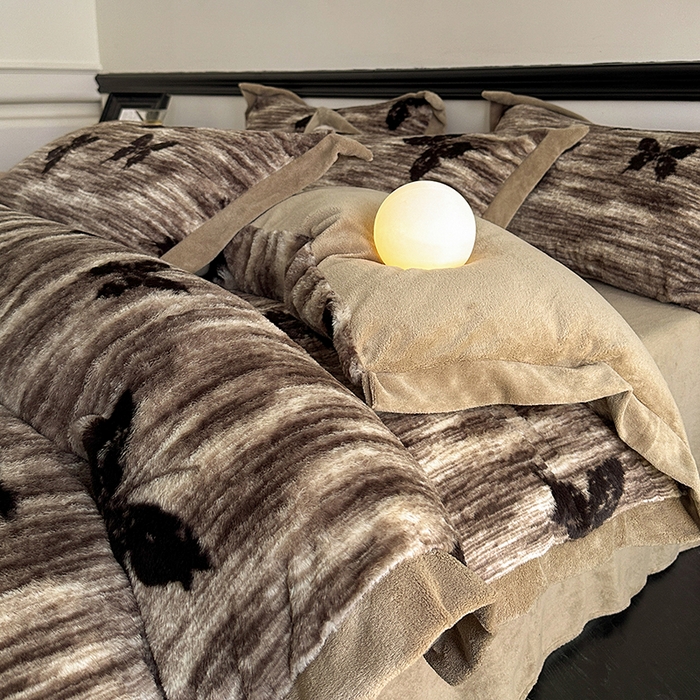 91家纺网 家纺一手货源 找家纺 绒世界 2025秋冬新款丹麦绒宽边牛奶绒四件套 宽边兔绒-蝶舞-咖