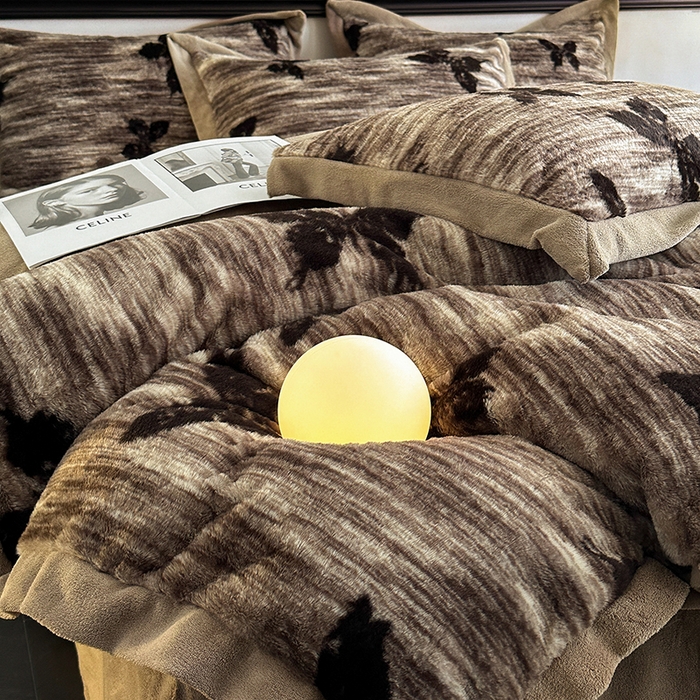 91家纺网 家纺一手货源 找家纺 绒世界 2025秋冬新款丹麦绒宽边牛奶绒四件套 宽边兔绒-蝶舞-咖