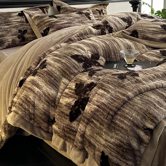 91家纺网 家纺一手货源 找家纺 绒世界 2025秋冬新款丹麦绒宽边牛奶绒四件套 宽边兔绒-蝶舞-咖