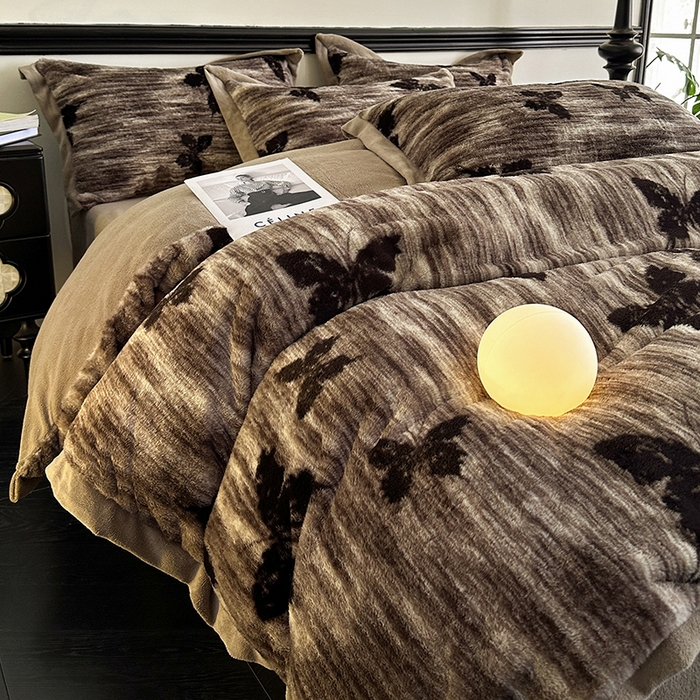 91家纺网 家纺一手货源 找家纺 绒世界 2025秋冬新款丹麦绒宽边牛奶绒四件套 宽边兔绒-蝶舞-咖