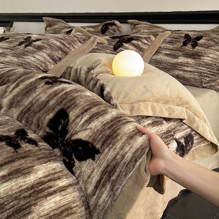 91家纺网 家纺一手货源 找家纺 绒世界 2025秋冬新款丹麦绒宽边牛奶绒四件套 宽边兔绒-蝶舞-咖