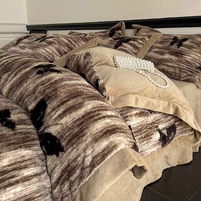 91家纺网 家纺一手货源 找家纺 绒世界 2025秋冬新款丹麦绒宽边牛奶绒四件套 宽边兔绒-蝶舞-咖