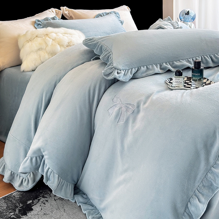 91家纺网 家纺一手货源 找家纺 2025新款蝴蝶结绣花牛奶绒四件套 蝴蝶结-海蓝