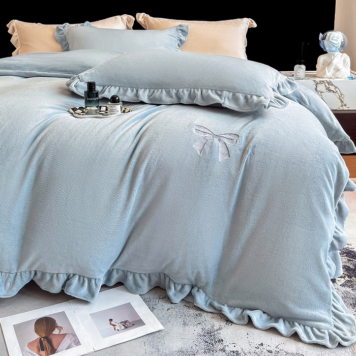 91家纺网 家纺一手货源 找家纺 2025新款蝴蝶结绣花牛奶绒四件套 蝴蝶结-海蓝