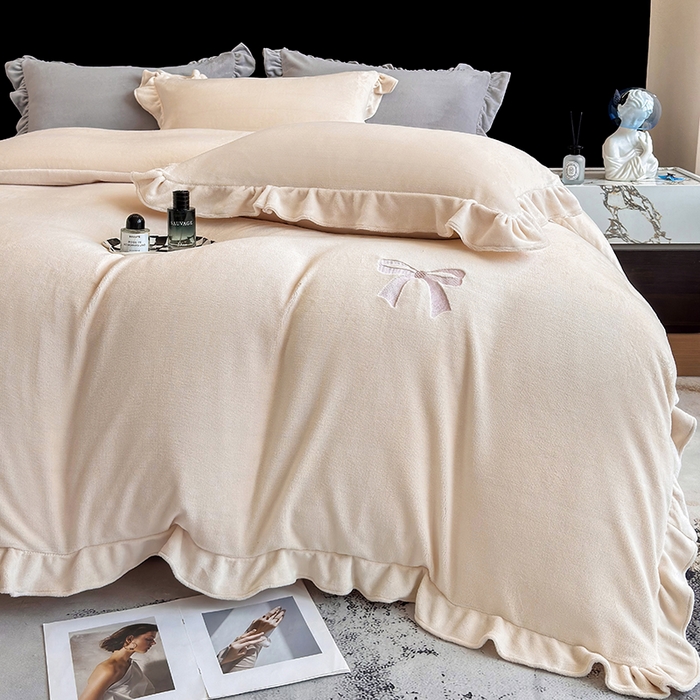 91家纺网 家纺一手货源 找家纺 2025新款蝴蝶结绣花牛奶绒四件套 蝴蝶结-奶咖