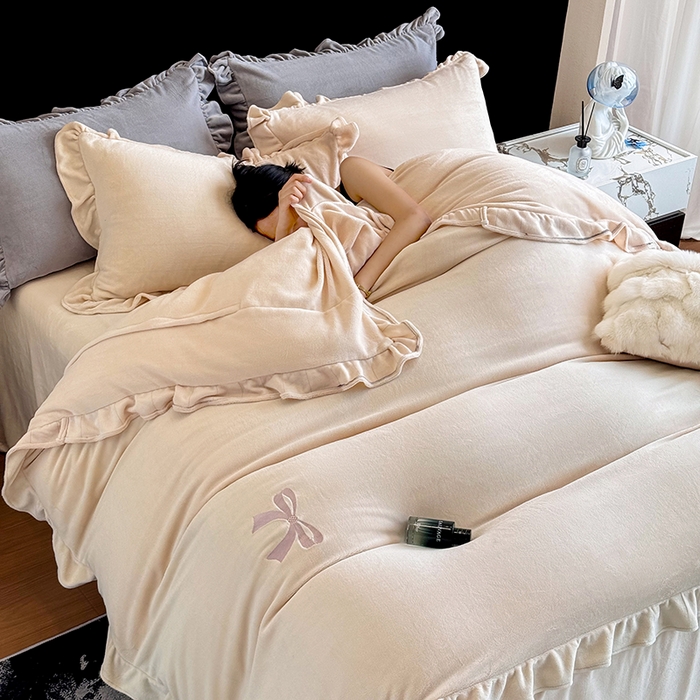 91家纺网 家纺一手货源 找家纺 2025新款蝴蝶结绣花牛奶绒四件套 蝴蝶结-奶咖