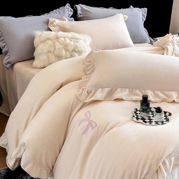 91家纺网 家纺一手货源 找家纺 2025新款蝴蝶结绣花牛奶绒四件套 蝴蝶结-奶咖