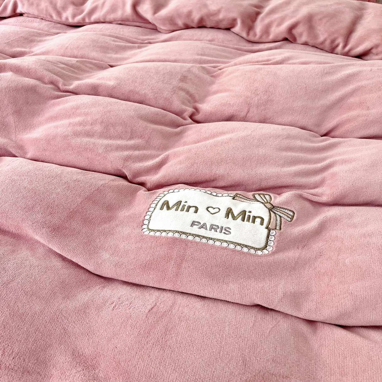 91家纺网 家纺一手货源 找家纺 （总）恋尚羽家纺  2025新款牛奶绒绣花四件套