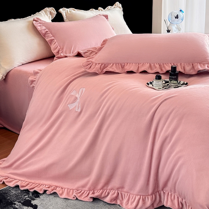 91家纺网 家纺一手货源 找家纺 2025新款蝴蝶结绣花牛奶绒四件套 蝴蝶结-少女粉