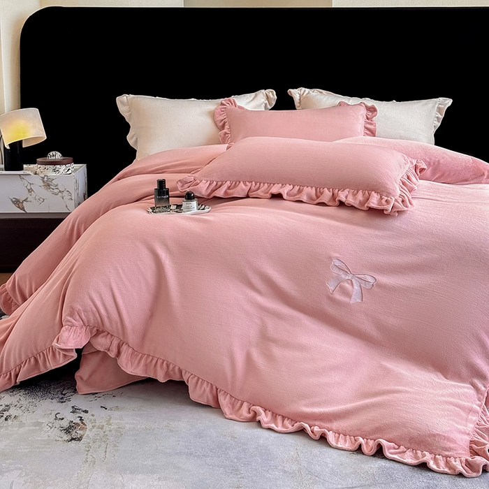 91家纺网 家纺一手货源 找家纺 2025新款蝴蝶结绣花牛奶绒四件套 蝴蝶结-少女粉