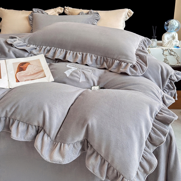 91家纺网 家纺一手货源 找家纺 2025新款蝴蝶结绣花牛奶绒四件套 蝴蝶结-雅士灰