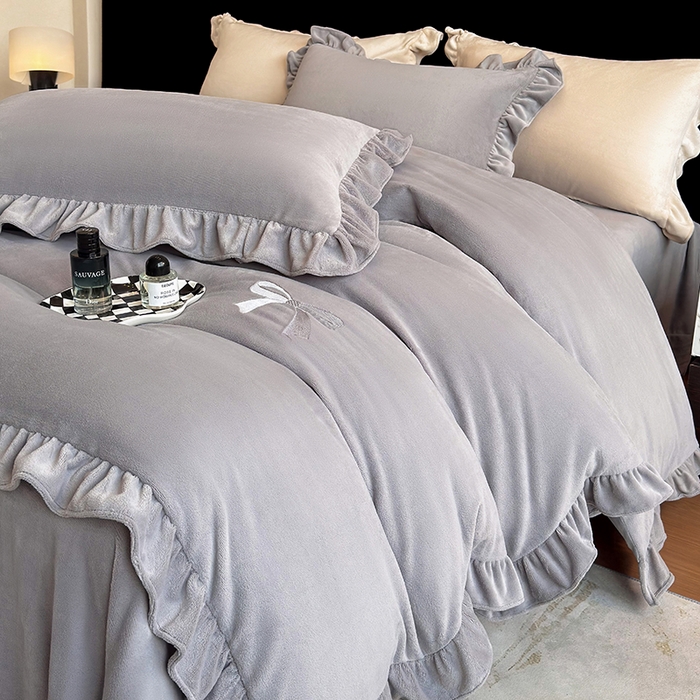 91家纺网 家纺一手货源 找家纺 2025新款蝴蝶结绣花牛奶绒四件套 蝴蝶结-雅士灰